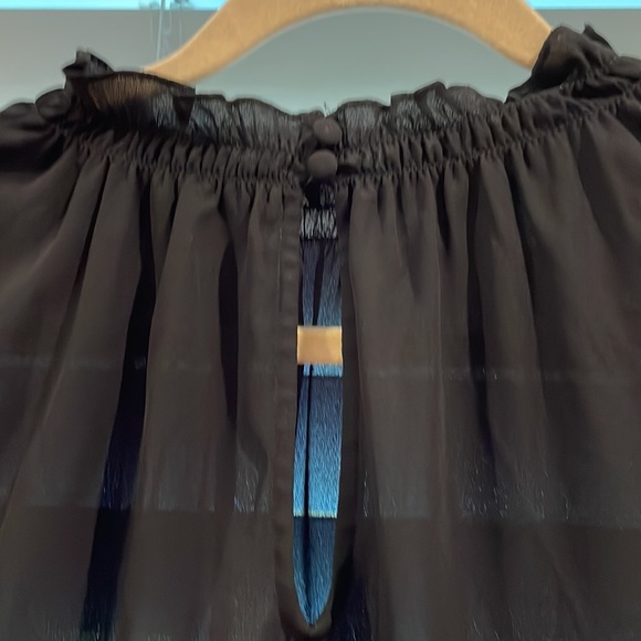Express Flutter Sleeve Blouse.  Keyhole back closure. - Picture 4 of 5